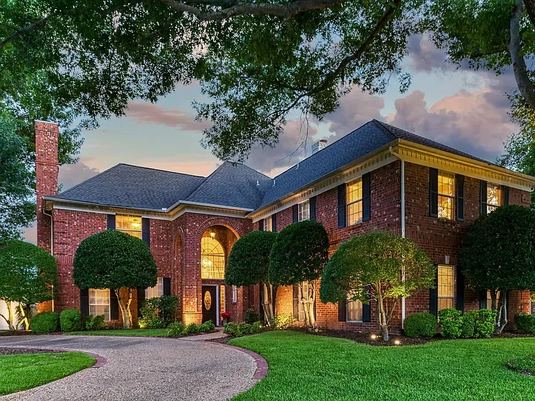 Property image of 2610 Pinevalley Dr, Arlington, TX 76001